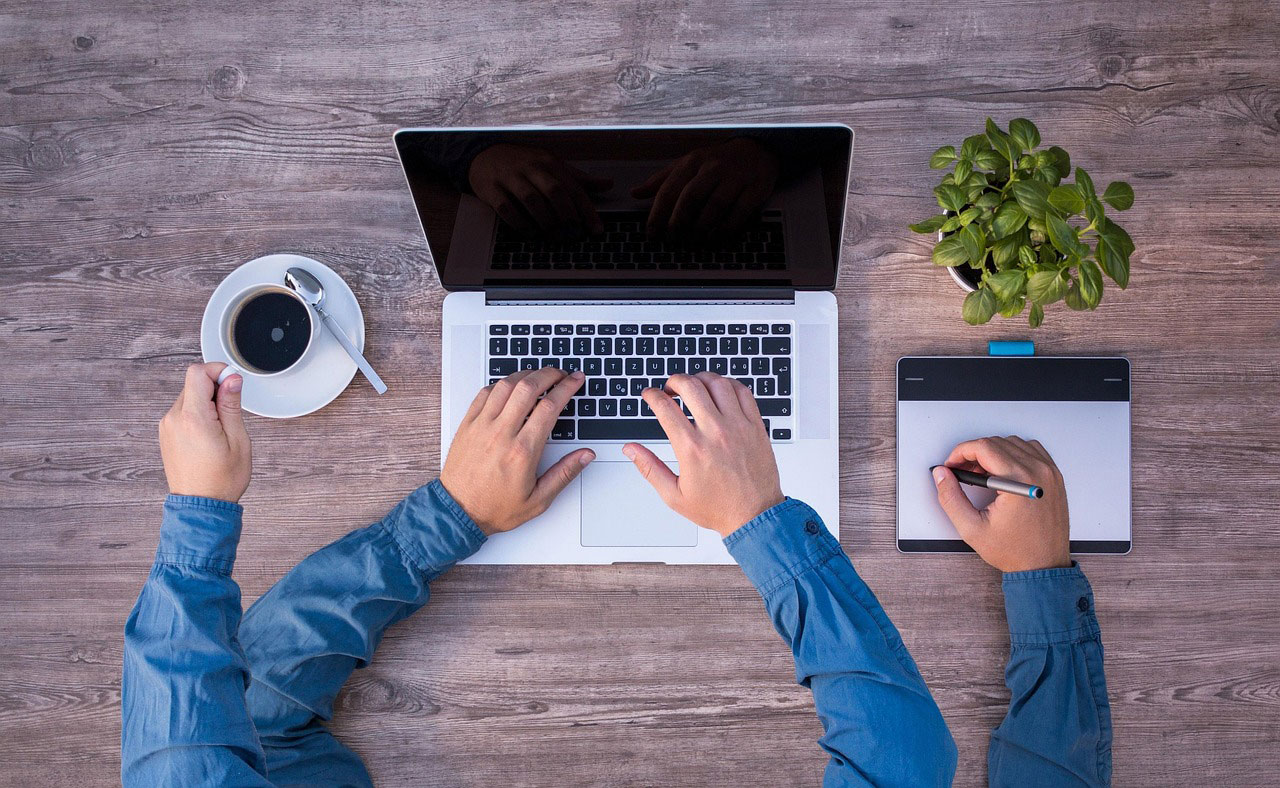 La formation efficacité professionnelle illustrée par un employé à 4 mains